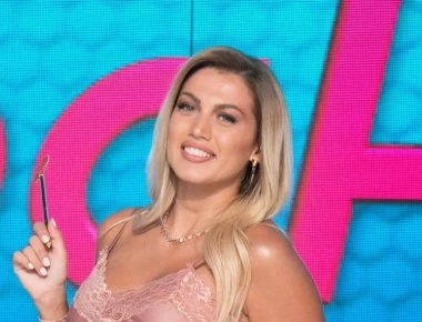 Το τερμάτισε η Σπυροπούλου: Λύγισε τοίχους από το photoshop! (φωτο)
